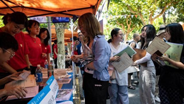 双胞胎兄弟录取复旦数学英才班，慕名“百团大战”，希望尝遍大学路美食