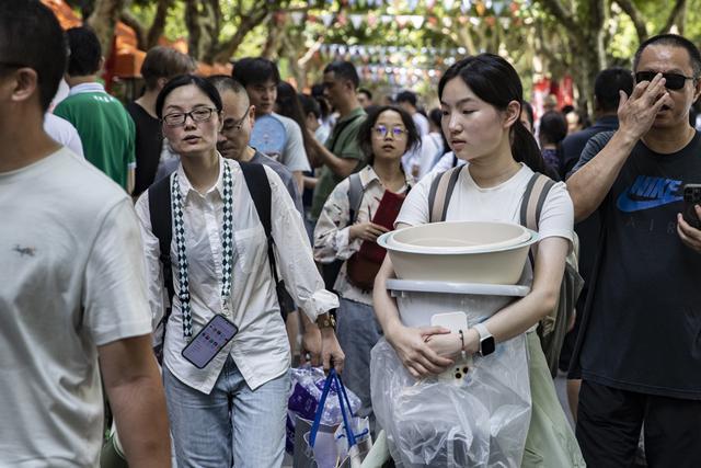 双胞胎兄弟录取复旦数学英才班，慕名“百团大战”，希望尝遍大学路美食