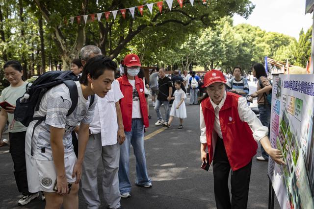 双胞胎兄弟录取复旦数学英才班，慕名“百团大战”，希望尝遍大学路美食