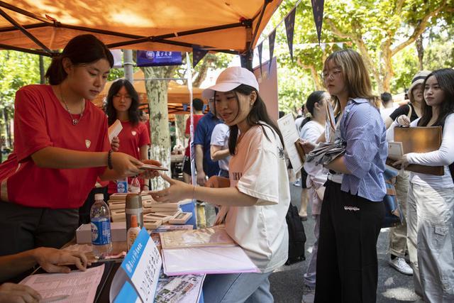 双胞胎兄弟录取复旦数学英才班，慕名“百团大战”，希望尝遍大学路美食