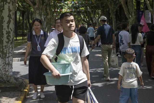 双胞胎兄弟录取复旦数学英才班，慕名“百团大战”，希望尝遍大学路美食