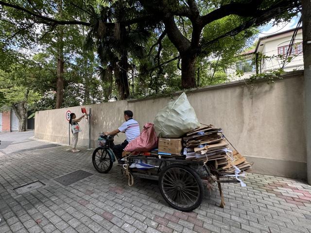 淮海中路老弄堂里多了四面反光镜，背后有群青年“操碎了心”