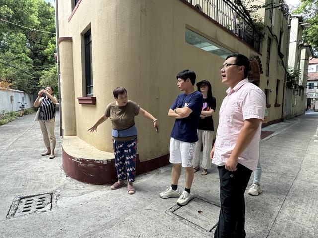 淮海中路老弄堂里多了四面反光镜，背后有群青年“操碎了心”