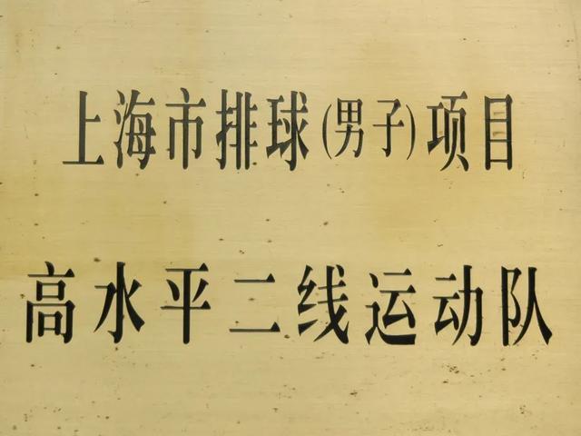 恭喜！TA们捧起2024年第十五届亚洲U18男排锦标赛冠军奖杯→