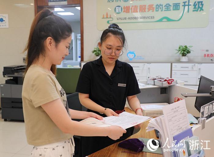 浙江杭州：晚间办事不打烊 增值服务暖人心