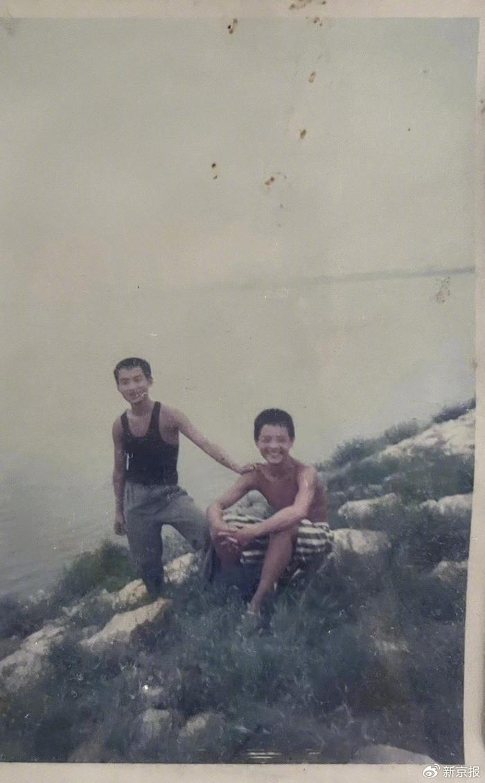 栾留伟(右)儿时和同学在村子附近的水库。 受访者供图