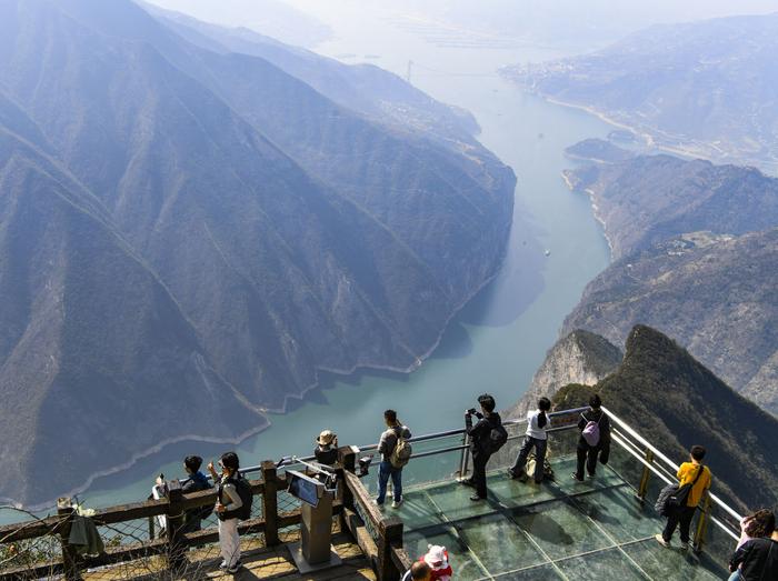   3月11日，游客在重庆奉节三峡之巅风景区游览。新华社记者王全超摄