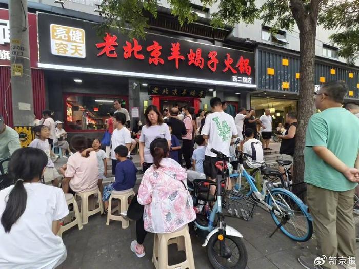 8月24日下午6点,北京西二旗大街亮健容天老北京羊蝎子火锅店门前,大量市民在排队等候就餐。 新京报记者 浦峰 摄