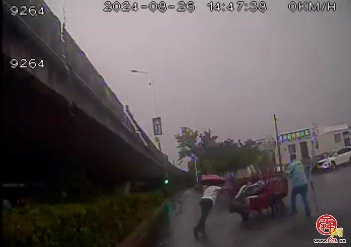 机动三轮雨中抛锚溜车，济南公交司机果断下车帮助