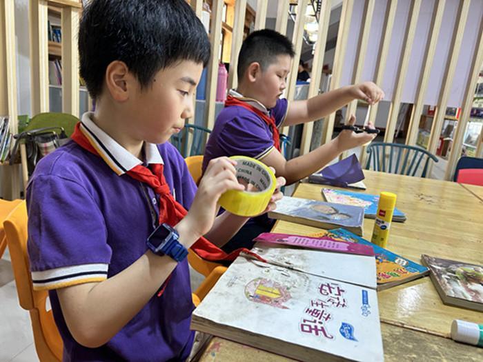 合肥市淮河路第三小学杏花校区学子到建华社区服务中心体验图书管理员工作