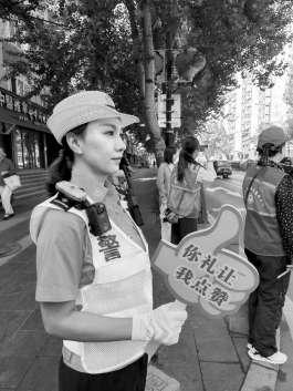 来看看交警中队长和小学生们谈礼让行人