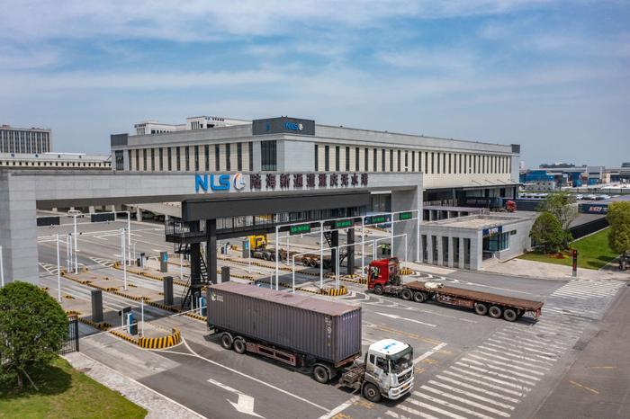   5月5日，在重庆国际物流枢纽园区，转运卡车在陆海新通道重庆无水港转运集装箱（无人机照片）。新华社记者黄伟摄