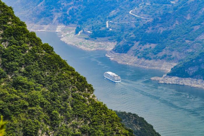   5月16日，游船行驶在重庆市巫山县境内的长江巫峡段。新华社记者王全超摄