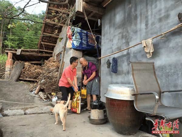 湖南劳动人事职业学院：扶老助幼 用爱温暖世界