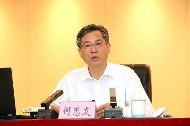 前任晋升正部级职务后，他接任市委书记一职