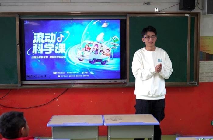 2024“流动科学课”落地青海，抖音科普创作者为西部小学生带来开学第一课