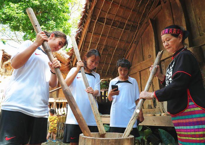 “山海之约”：在海南这个黎苗文化旅游区 新疆女足姑娘们玩嗨了