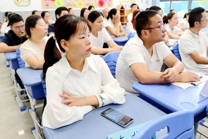 西安市雁塔区第五小学举行一年级新生家长会暨家长学校开学典礼