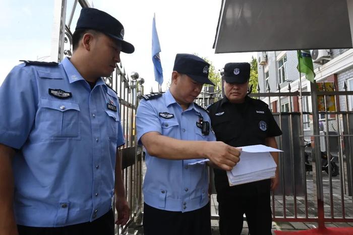 快开学了，警察叔叔提前“报到”