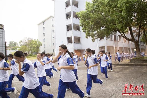 桃源县第一中学开展高一年级消防演练活动