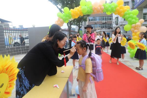 明理启智 人生始立——张湾区车城西路中心小学举办一年级迎新活动