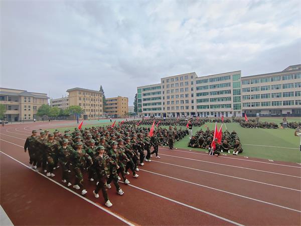 丹江口市二中举行2024级高一新生军训结营仪式