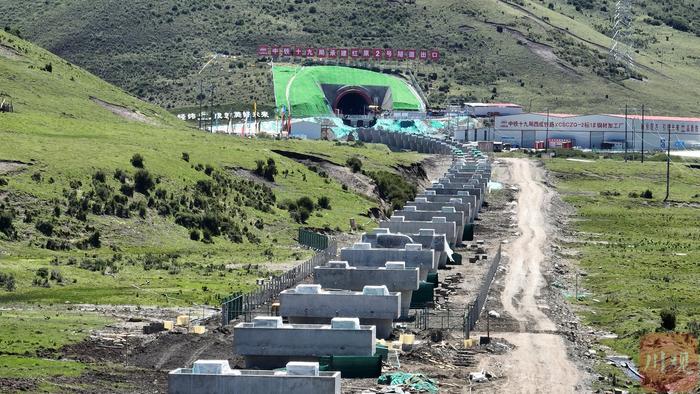 C视频｜奋战高原 西成铁路红原2号隧道建设忙丨向云端——寻路川藏线上的中国