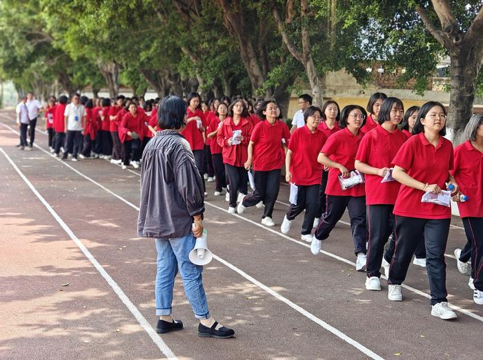 2024年6月8日，云南丽江，张桂梅为高三女生送考