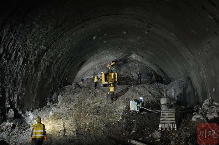 C视频｜奋战高原 西成铁路红原2号隧道建设忙丨向云端——寻路川藏线上的中国