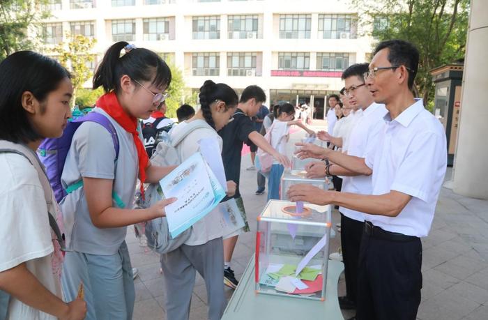 崂山区实验初级中学新七年级活力起航 新生们拥抱精彩校园生活