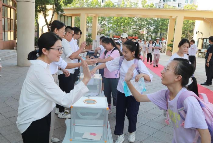 崂山区实验初级中学新七年级活力起航 新生们拥抱精彩校园生活