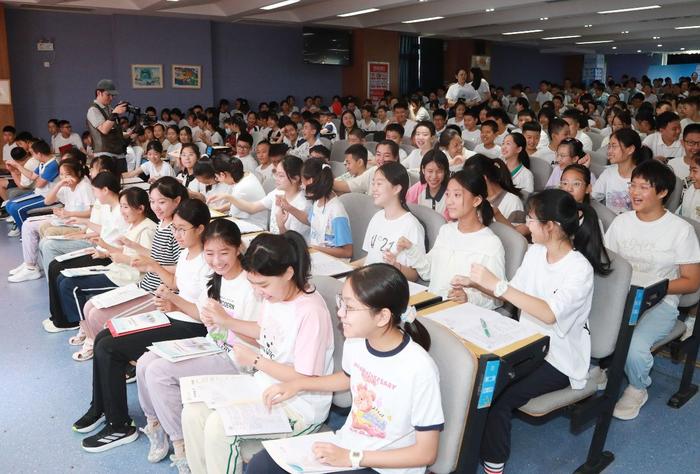 崂山区实验初级中学新七年级活力起航 新生们拥抱精彩校园生活