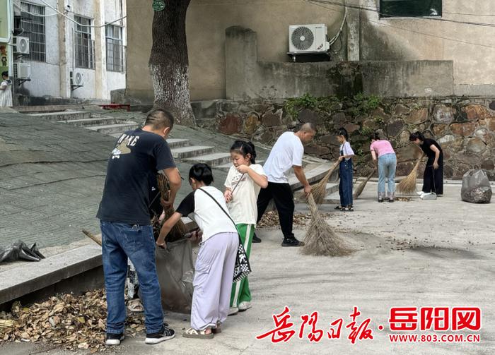 洞氮小学：校家社携手清洁美丽校园，迎接新学期