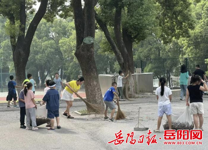 洞氮小学：校家社携手清洁美丽校园，迎接新学期