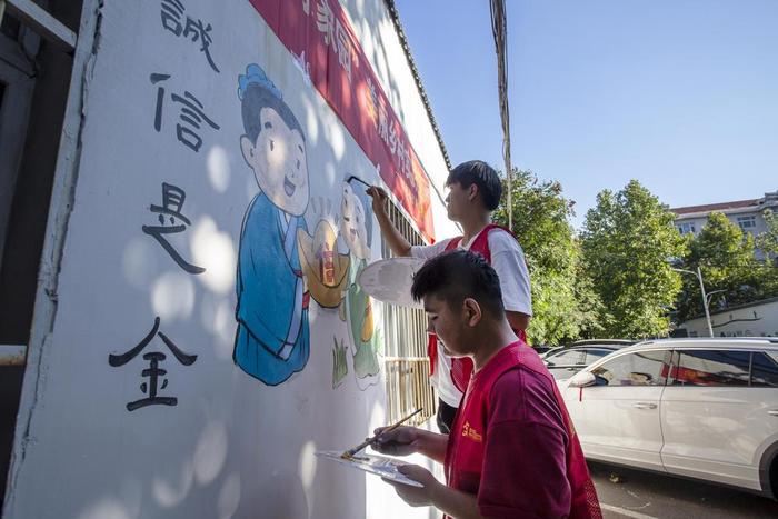 邯郸科技职业学院师生在化林路街道岭北三社区开展“墙绘邯郸成语”社会实践活动