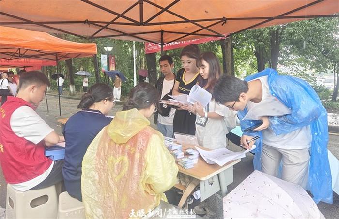 贵州体育职业学院：秋雨送爽迎新生