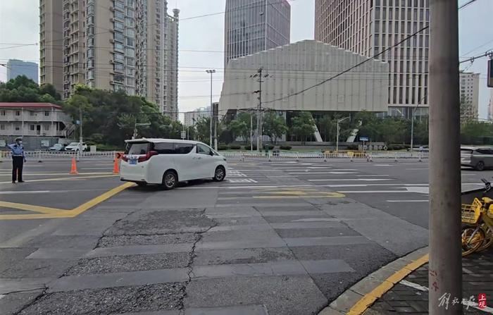 记者回访北横通道东段拥堵点：交警调整大量道路设置后拥堵已有改善