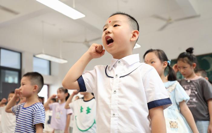 丰乐小学：新生迈进“成长门”