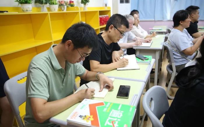 雁塔区高新路小学二至六年级学生报到及召开家长会