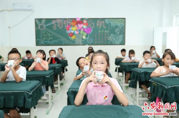 课间一杯学生奶 用心呵护民族未来