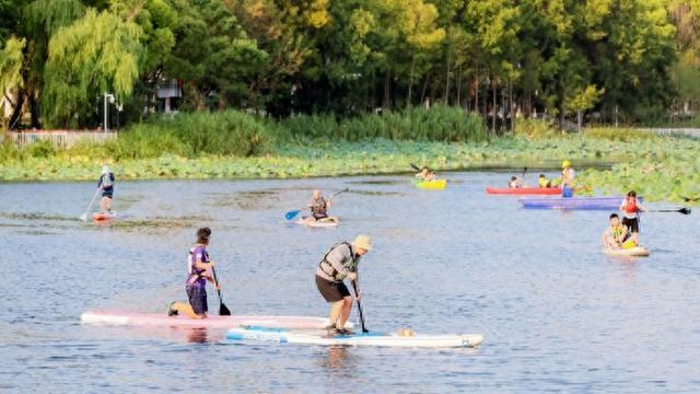 居民在上海这个小区河道“野划”玩嗨，管还是不管？