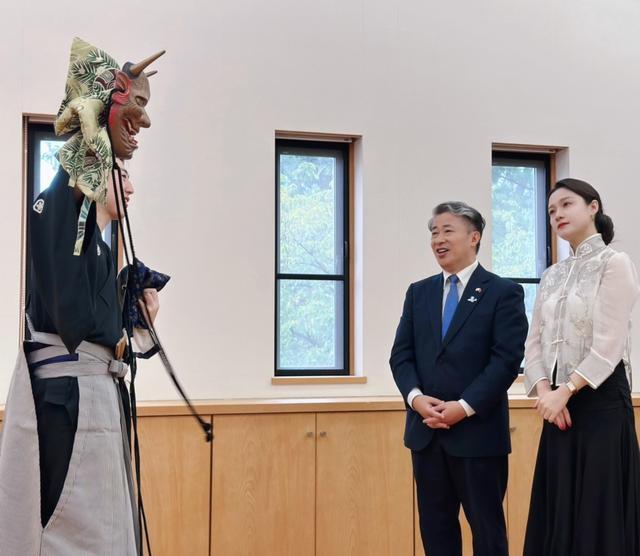 在日本，这位上海女演员教起兰花指