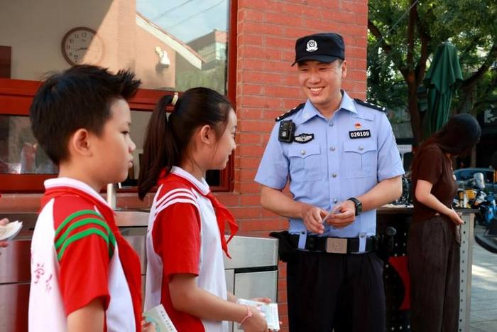 北京警方开启“高峰勤务”模式，做好开学季护学工作