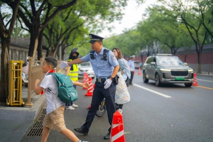 北京警方开启“高峰勤务”模式，做好开学季护学工作