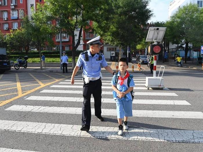 北京警方开启“高峰勤务”模式，做好开学季护学工作