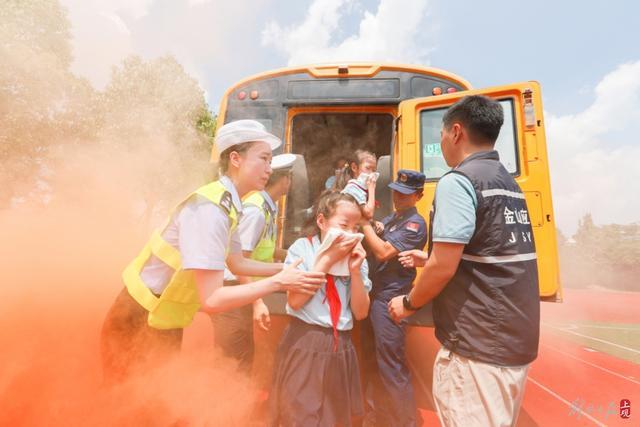 开学第一课：实景模拟与互动教学，培养中小学生安全素养