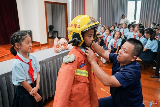 开学第一课：实景模拟与互动教学，培养中小学生安全素养