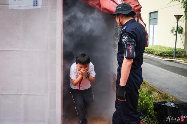 开学第一课：实景模拟与互动教学，培养中小学生安全素养