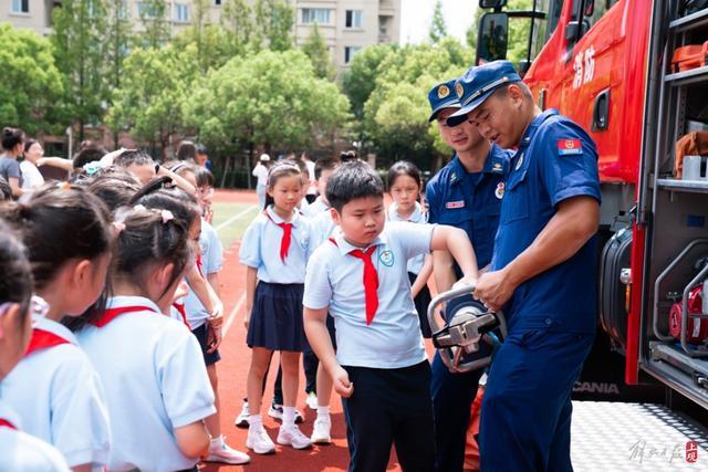 开学第一课：实景模拟与互动教学，培养中小学生安全素养