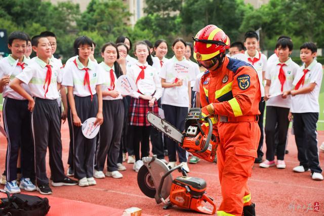 开学第一课：实景模拟与互动教学，培养中小学生安全素养